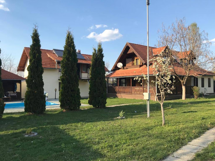 Piscina si terasa pentru relaxare dupa program